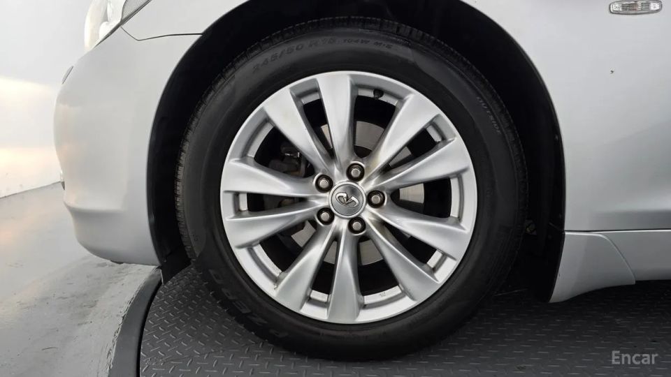 Infiniti M