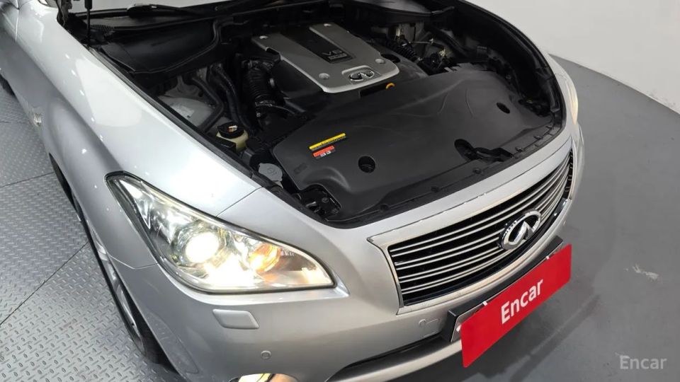 Infiniti M