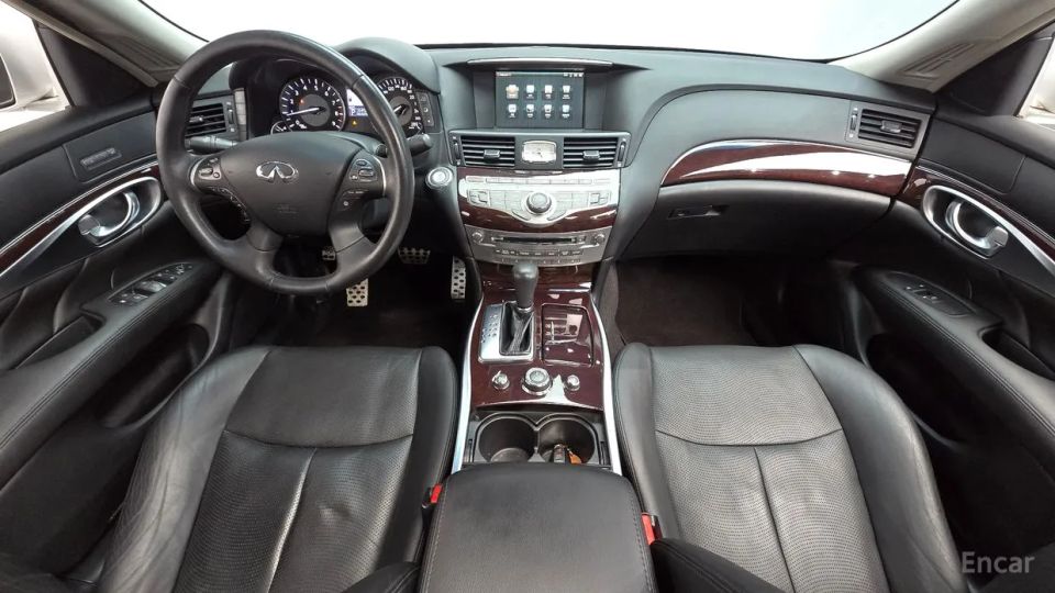 Infiniti M