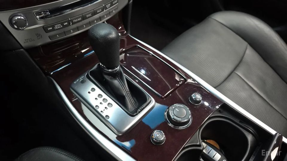 Infiniti M