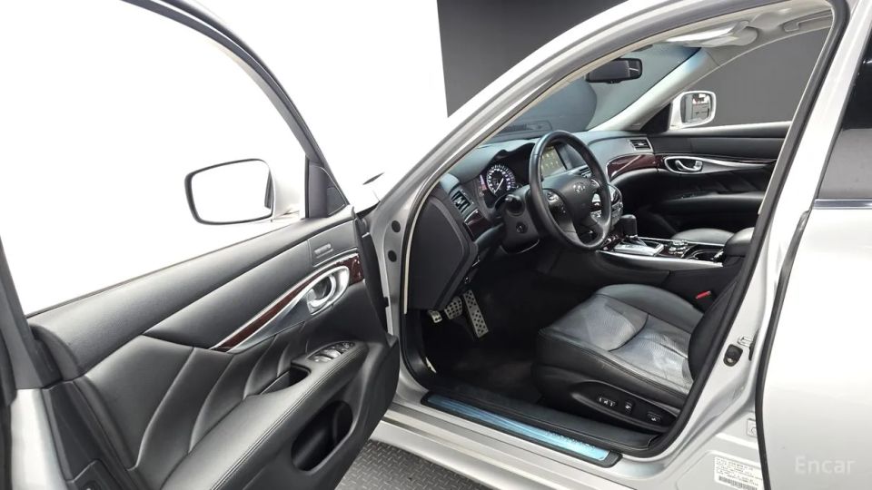 Infiniti M