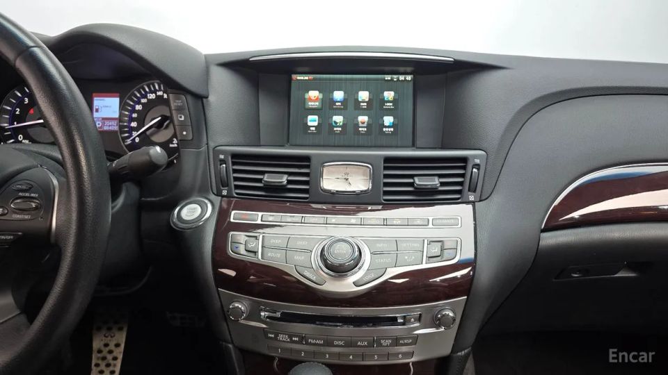 Infiniti M