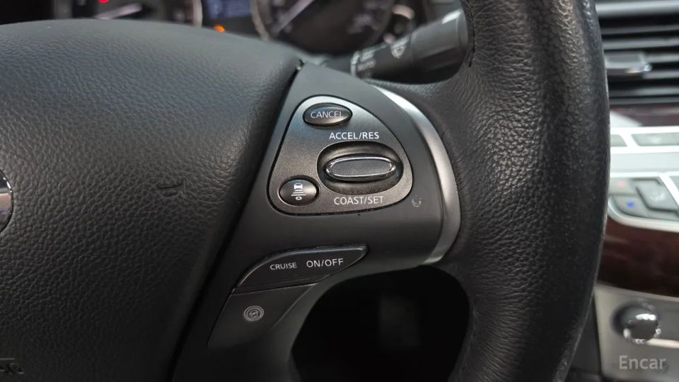 Infiniti M