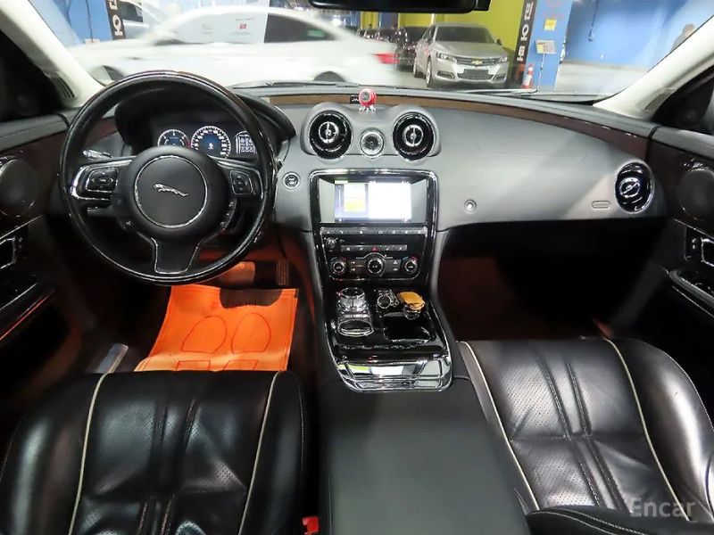 Jaguar XJ