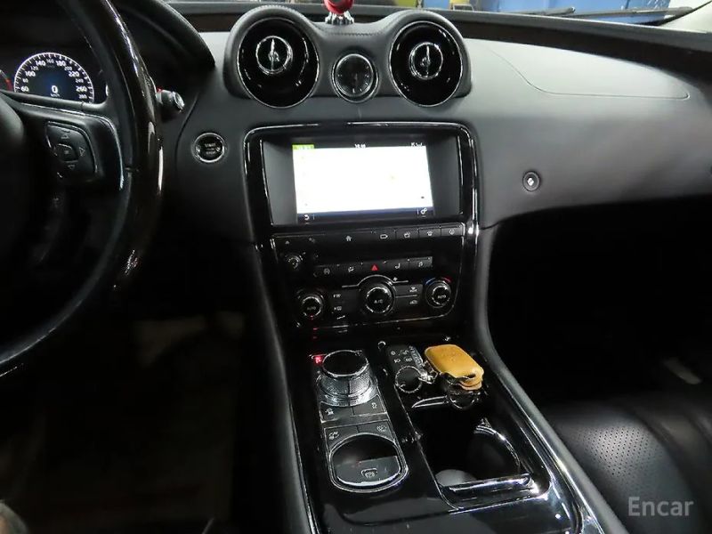 Jaguar XJ