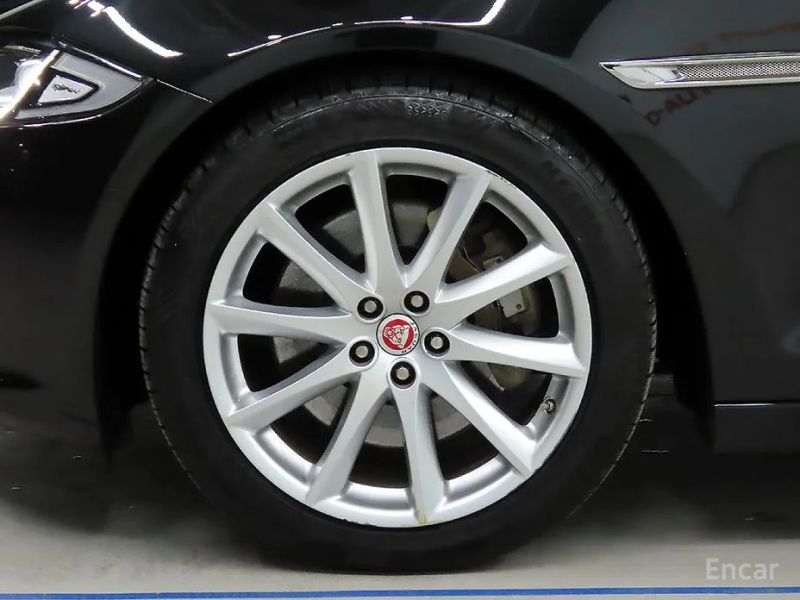 Jaguar XJ