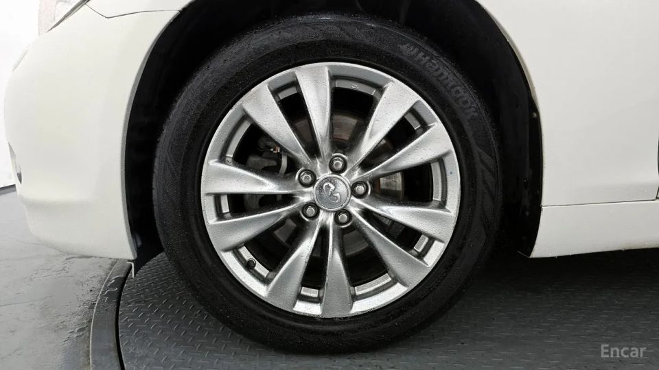 Infiniti M