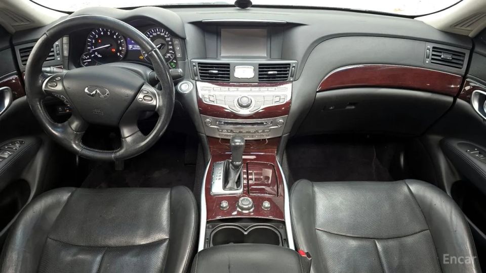 Infiniti M