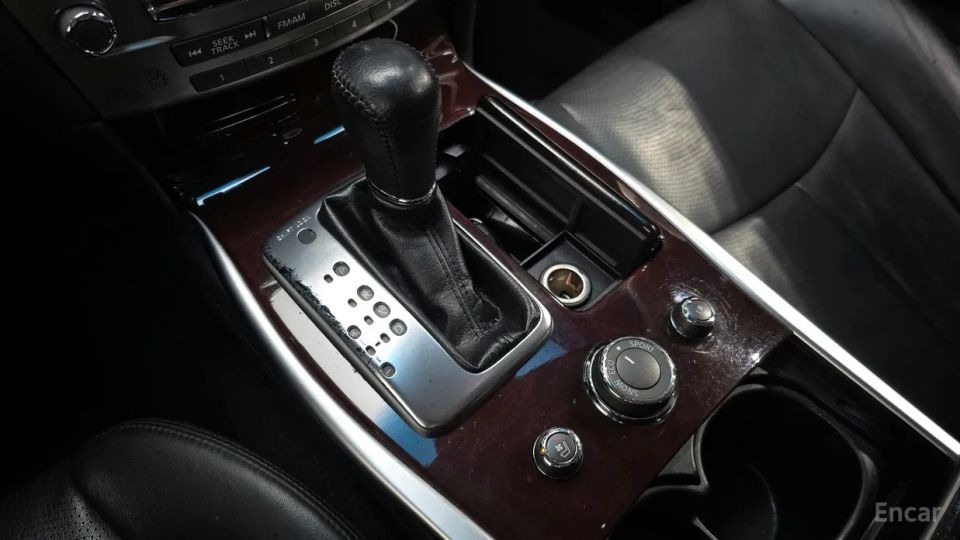 Infiniti M