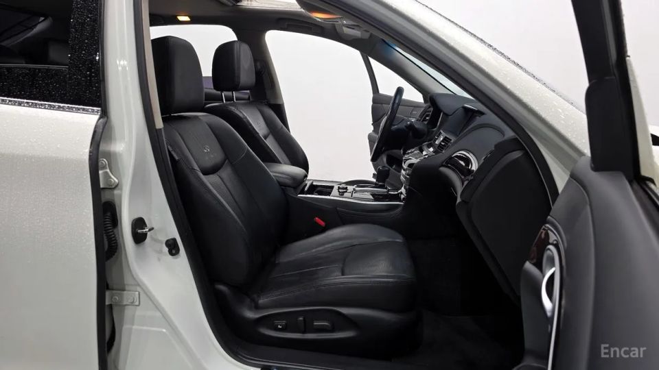 Infiniti M