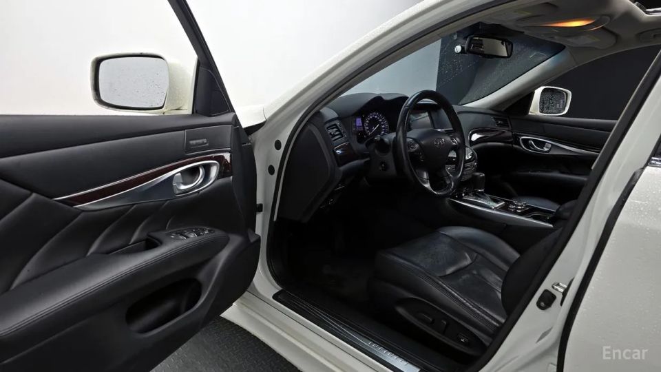 Infiniti M