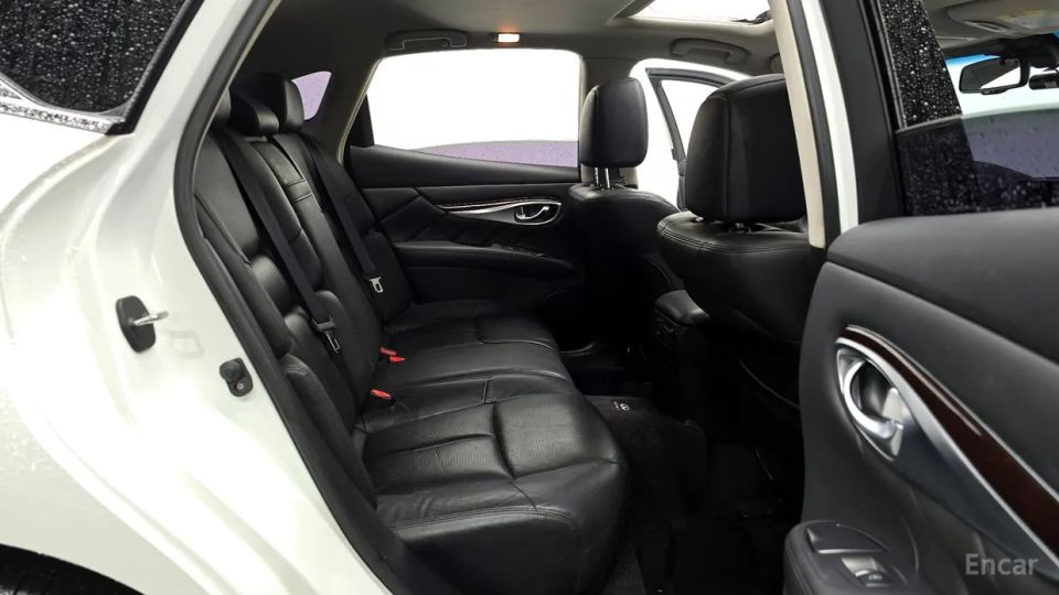 Infiniti M