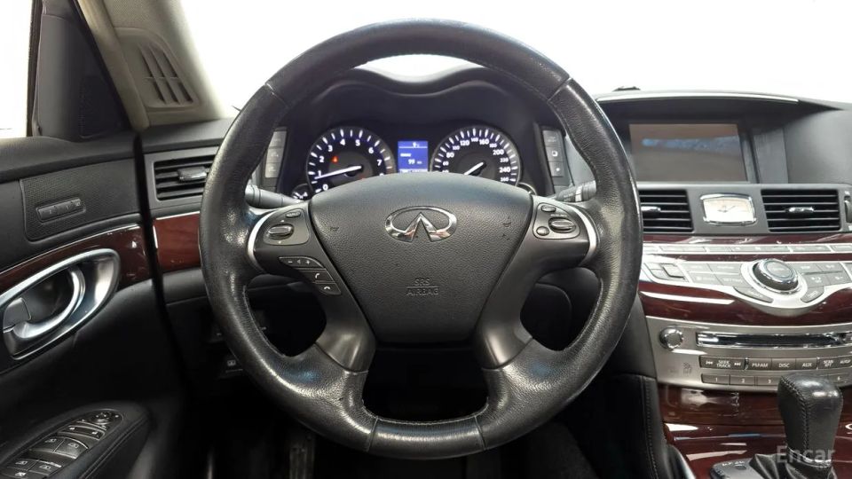 Infiniti M