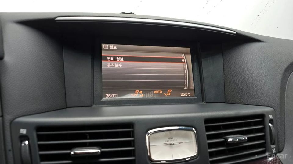 Infiniti M