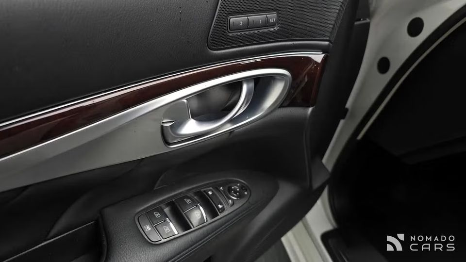 Infiniti M