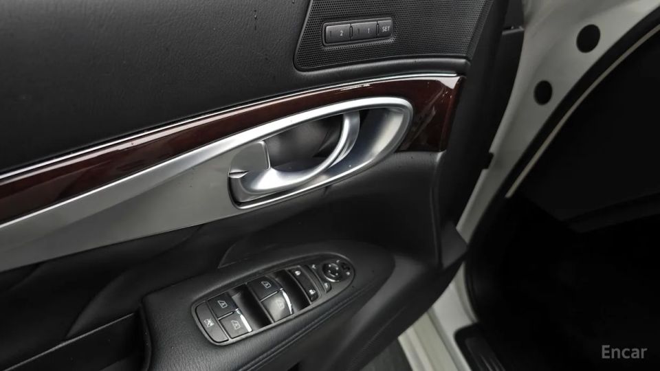 Infiniti M