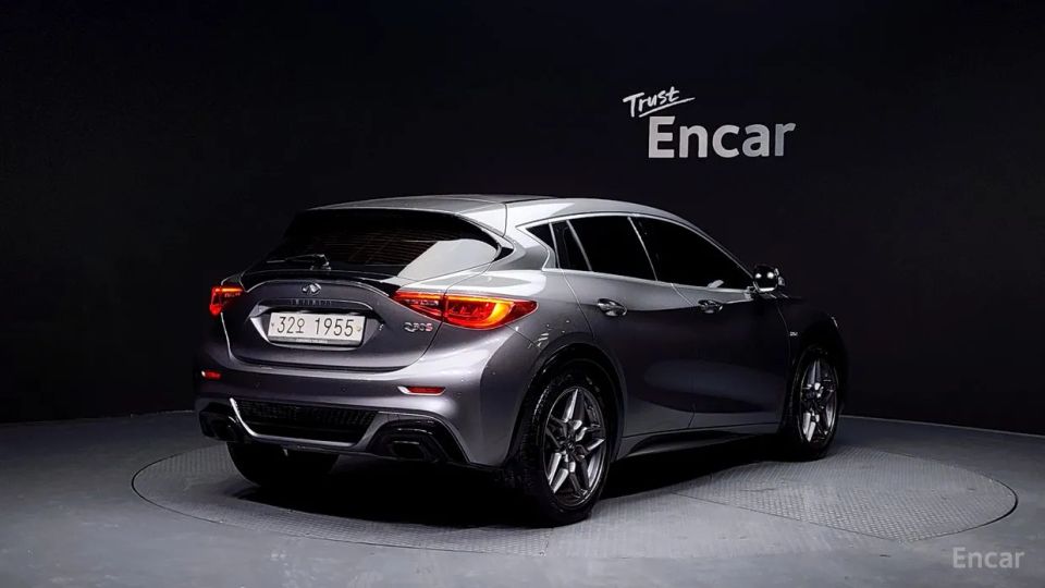 Infiniti Q30