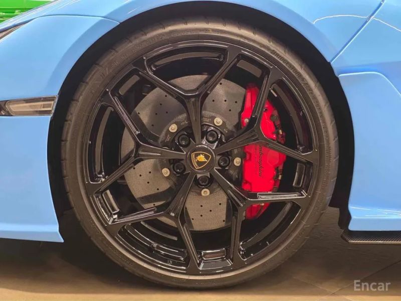Lamborghini Revuelto