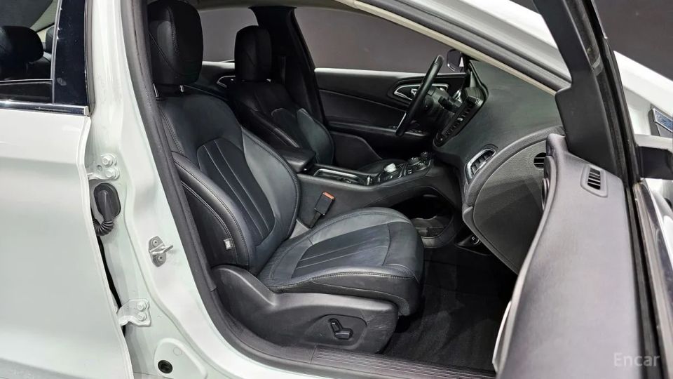 Chrysler 200
