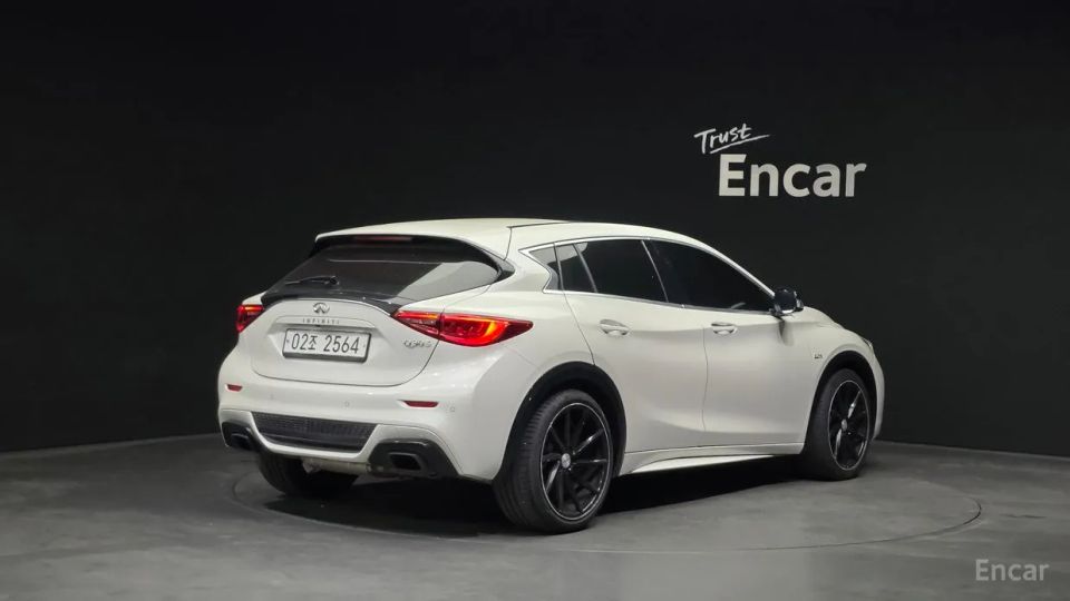 Infiniti Q30