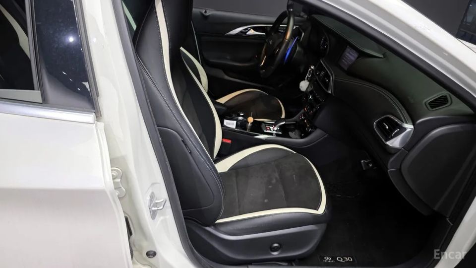 Infiniti Q30