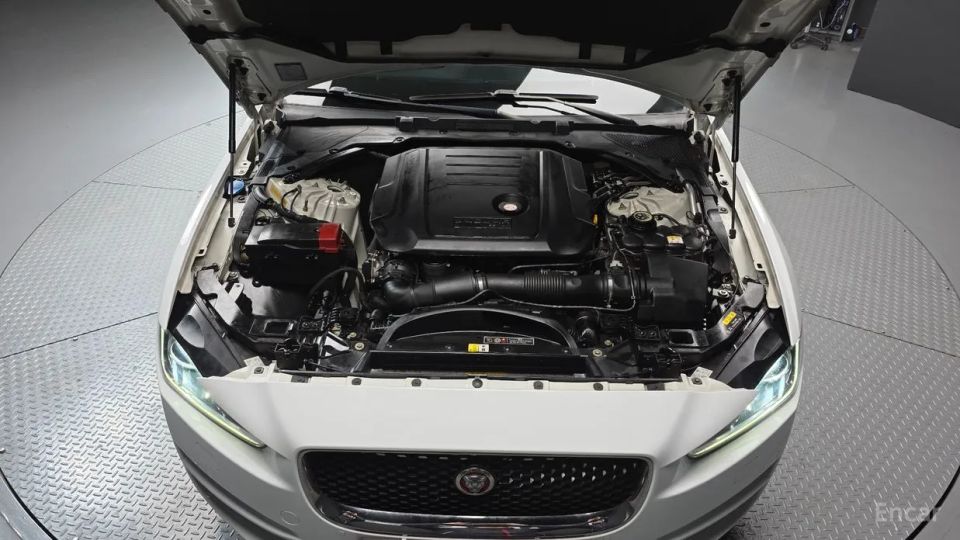 Jaguar XE