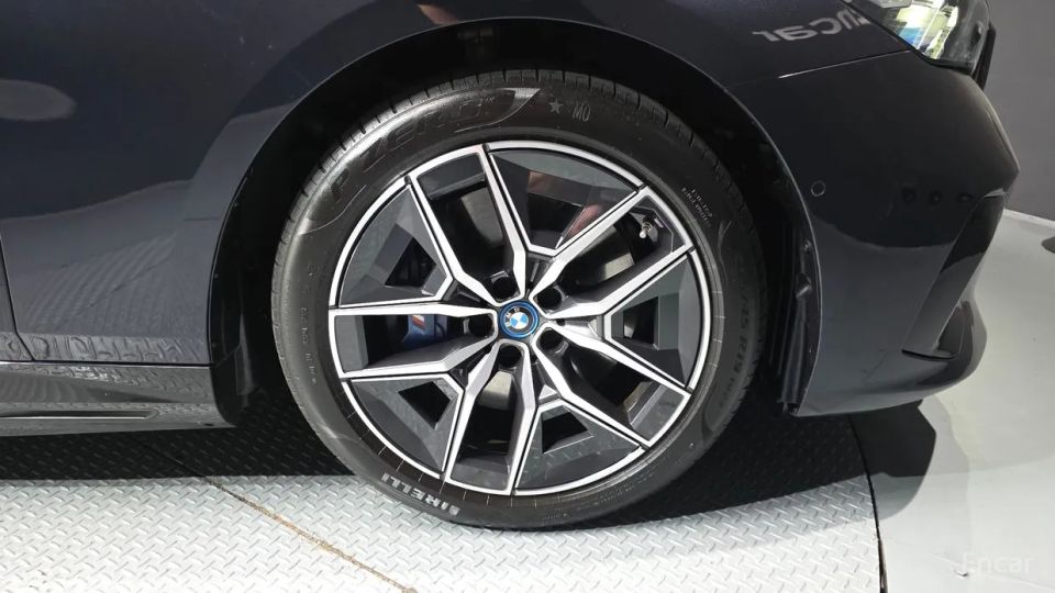 BMW i5