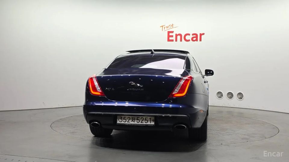 Jaguar XJ