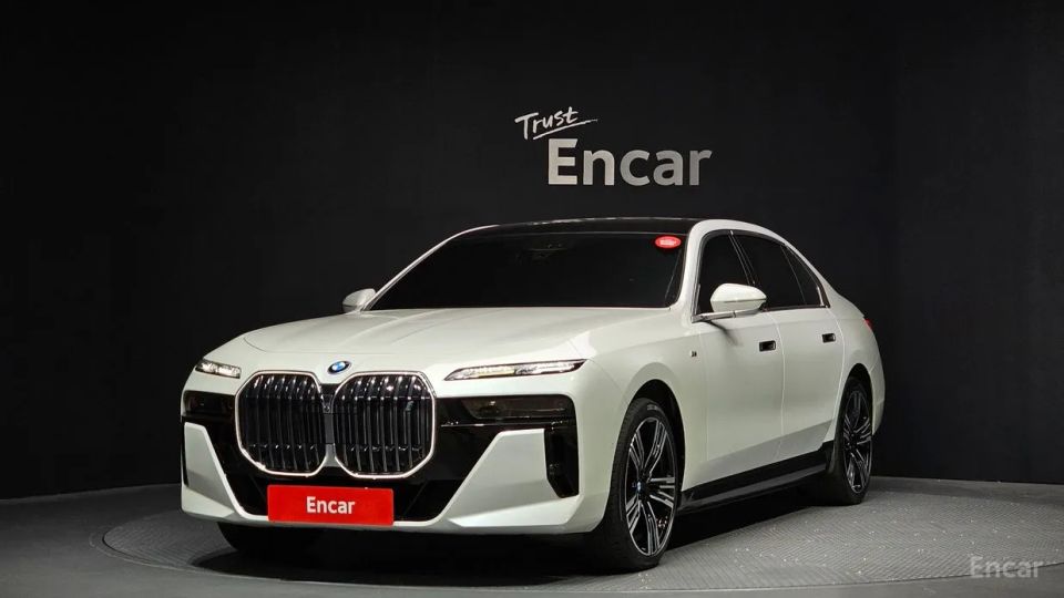 BMW i7