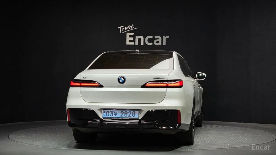 BMW i7