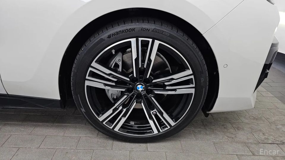 BMW i7