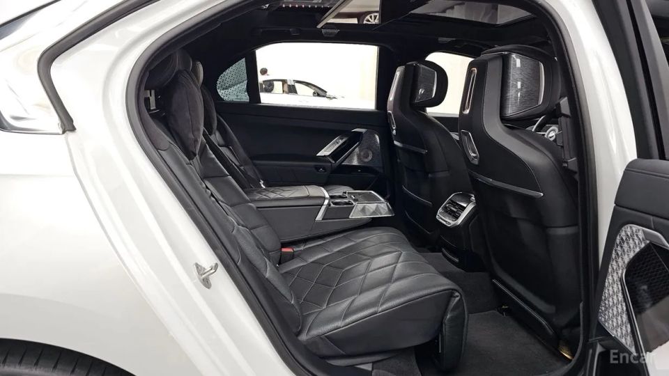 BMW i7
