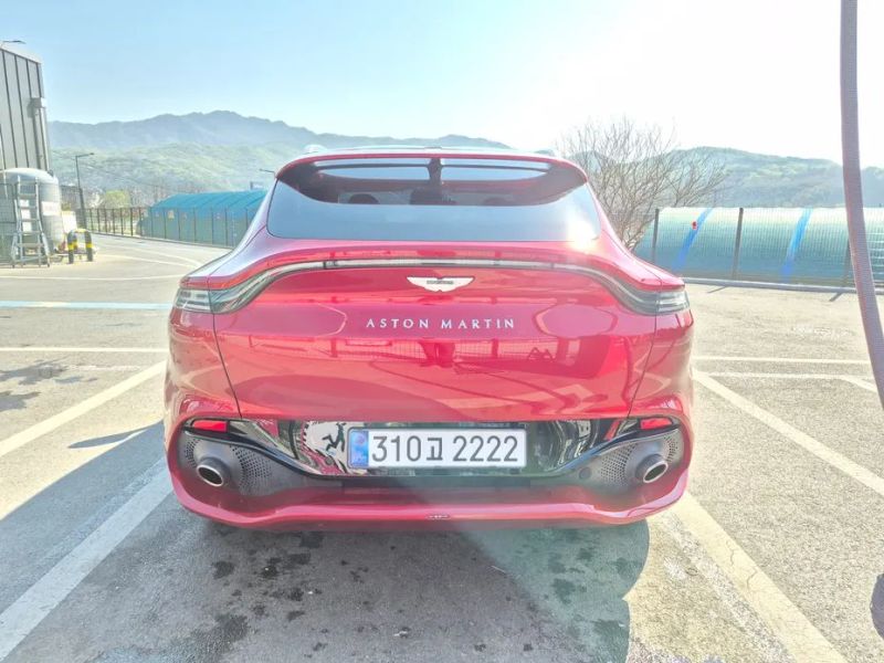 Astonmartin DBX