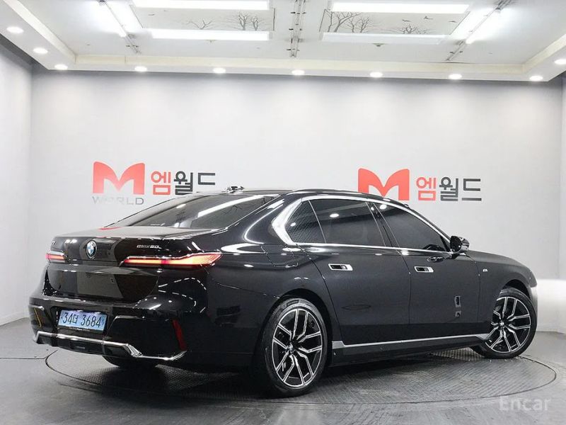 BMW i7