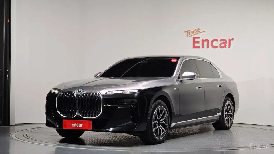 BMW i7