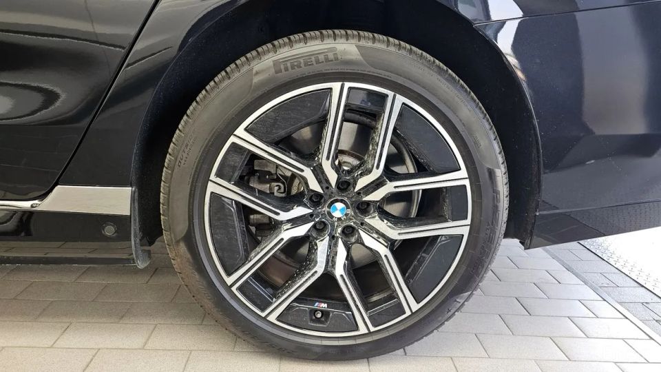 BMW i7
