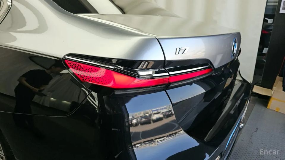BMW i7