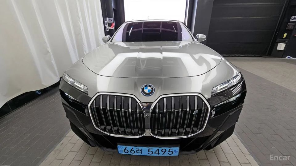 BMW i7