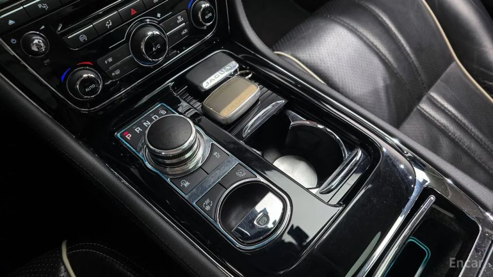 Jaguar XJ