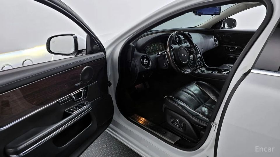 Jaguar XJ