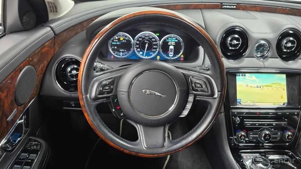 Jaguar XJ