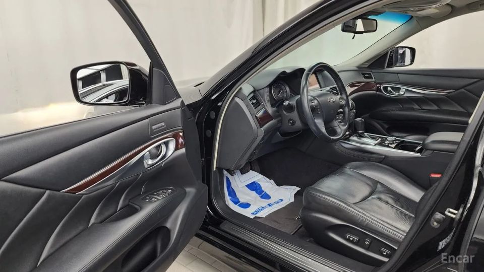 Infiniti M