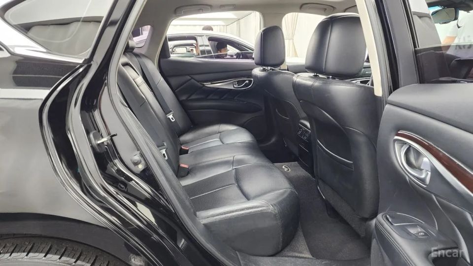 Infiniti M