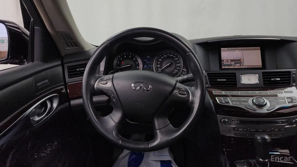 Infiniti M