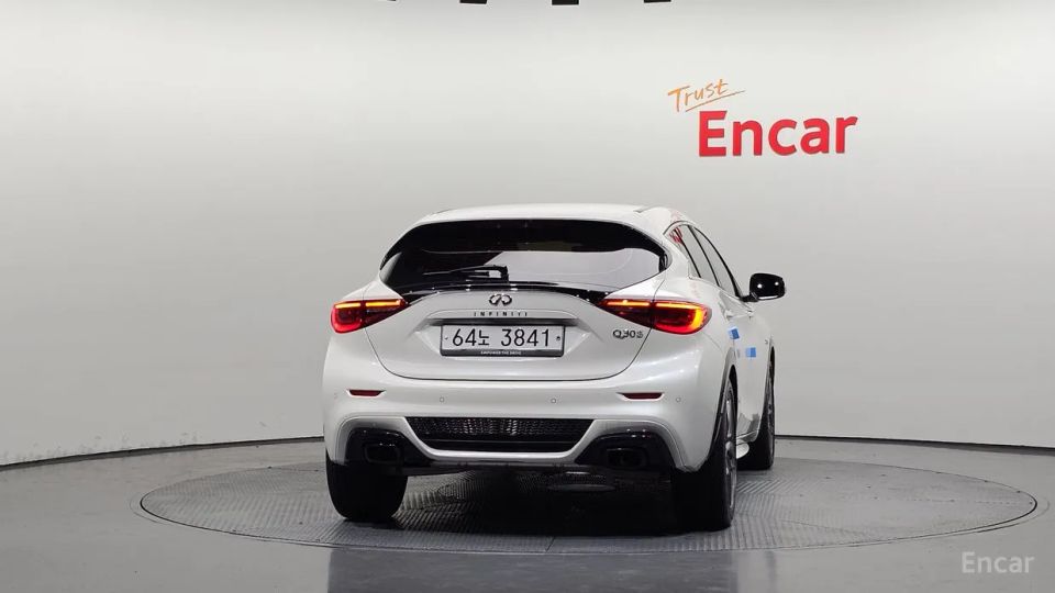 Infiniti Q30