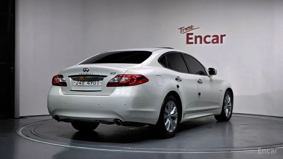 Infiniti M