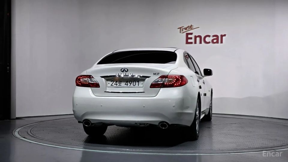 Infiniti M