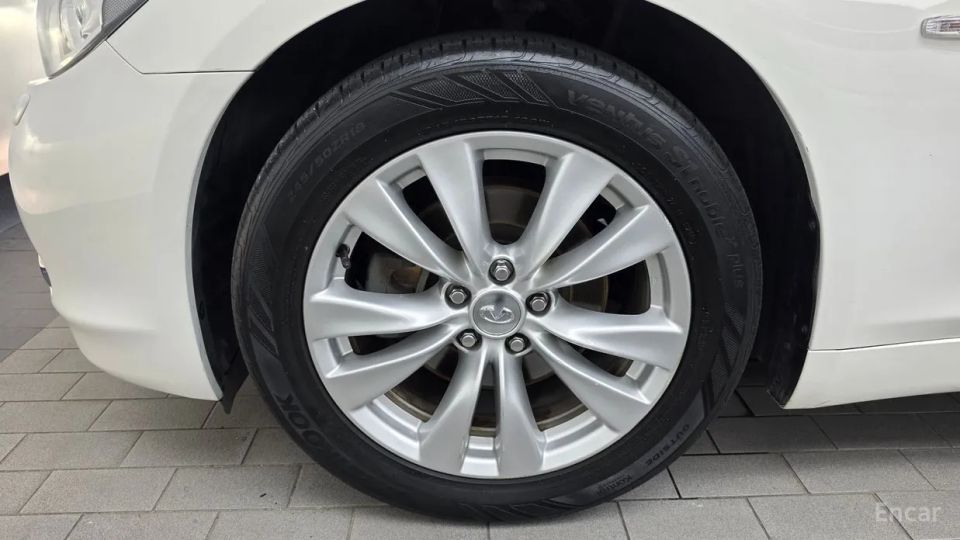 Infiniti M