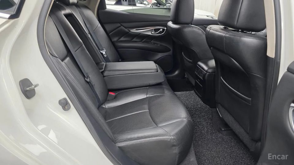 Infiniti M