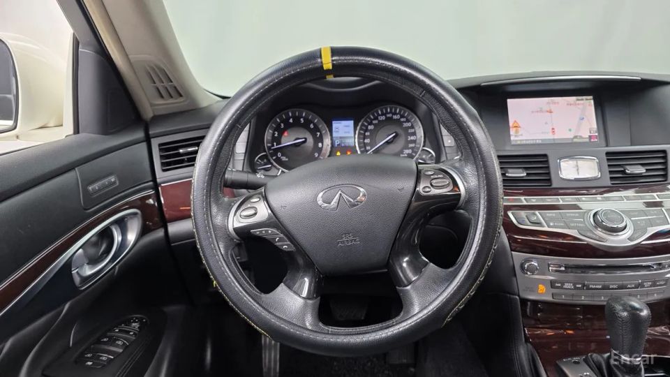 Infiniti M